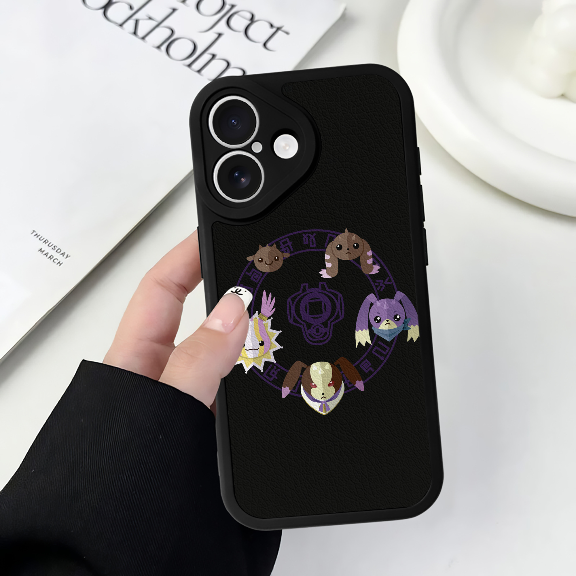 （画像用） Digimon デジタルモンスター/デジモン 【iPhone 16シリーズ対応】シリコンスマホケース（レザー調） 材質：シリコン